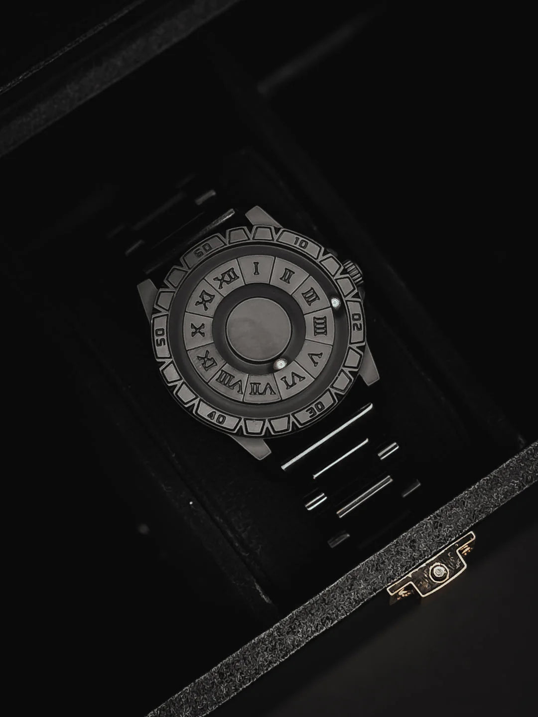 🎯 Magnetic Ball Roman Dial – Unique & Durable Quartz Watch
