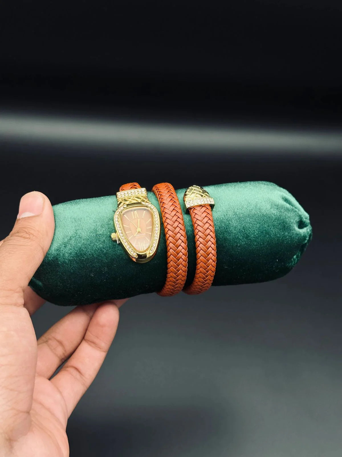 đ Elegant Snake-Design Ladiesâ Watch â Leather Strap